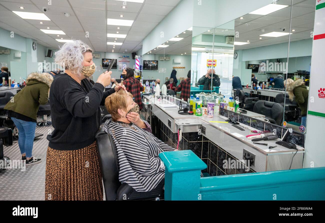 Mr leo barbers hires stock photography and images Alamy
