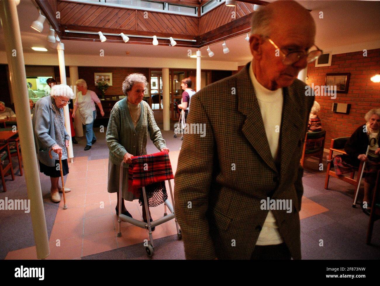 THE FRIARS MEAD RESIDENTIAL JANUARY 2000 CARE HOME IN KINGS LANGLEY. RESIDENTS LEAVING THE DINING ROOM AFTER LUNCH. Stock Photo