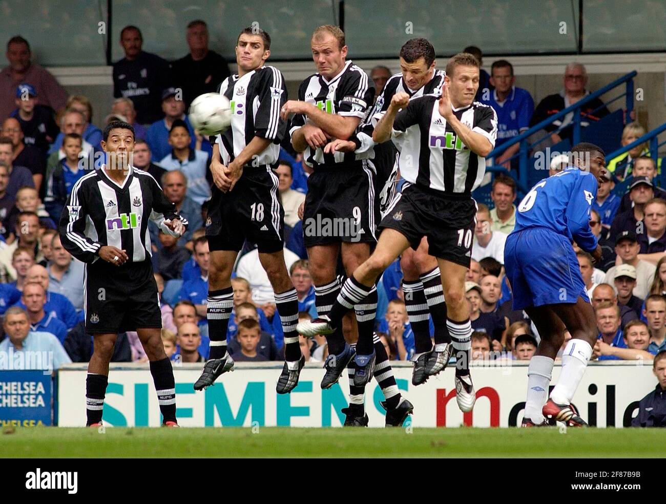 CHELSEA V NEWCASTLE 14/9/2002 2ND GOAL FROM ZOLA FREE KICK PICTURE DAVID ASHDOWNFOOTBALL Stock Photo