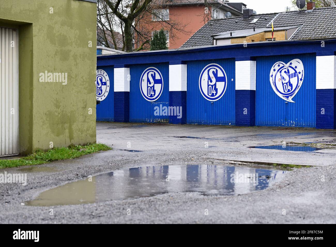 Garage doors painted with the Schalke emblem in the Gelsenkirchen-Schalke district. Stock Photo