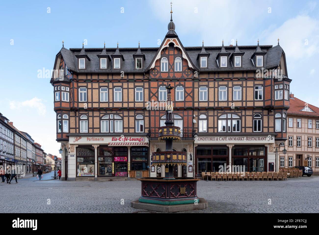 Wernigerode, Germany. 05th Apr, 2021. The richly decorated neo-Gothic  benefactor fountain stands on Wernigerode's market square, with historic  half-timbered houses behind it. Credit: Stephan  Schulz/dpa-Zentralbild/ZB/dpa/Alamy Live News Stock Photo - Alamy