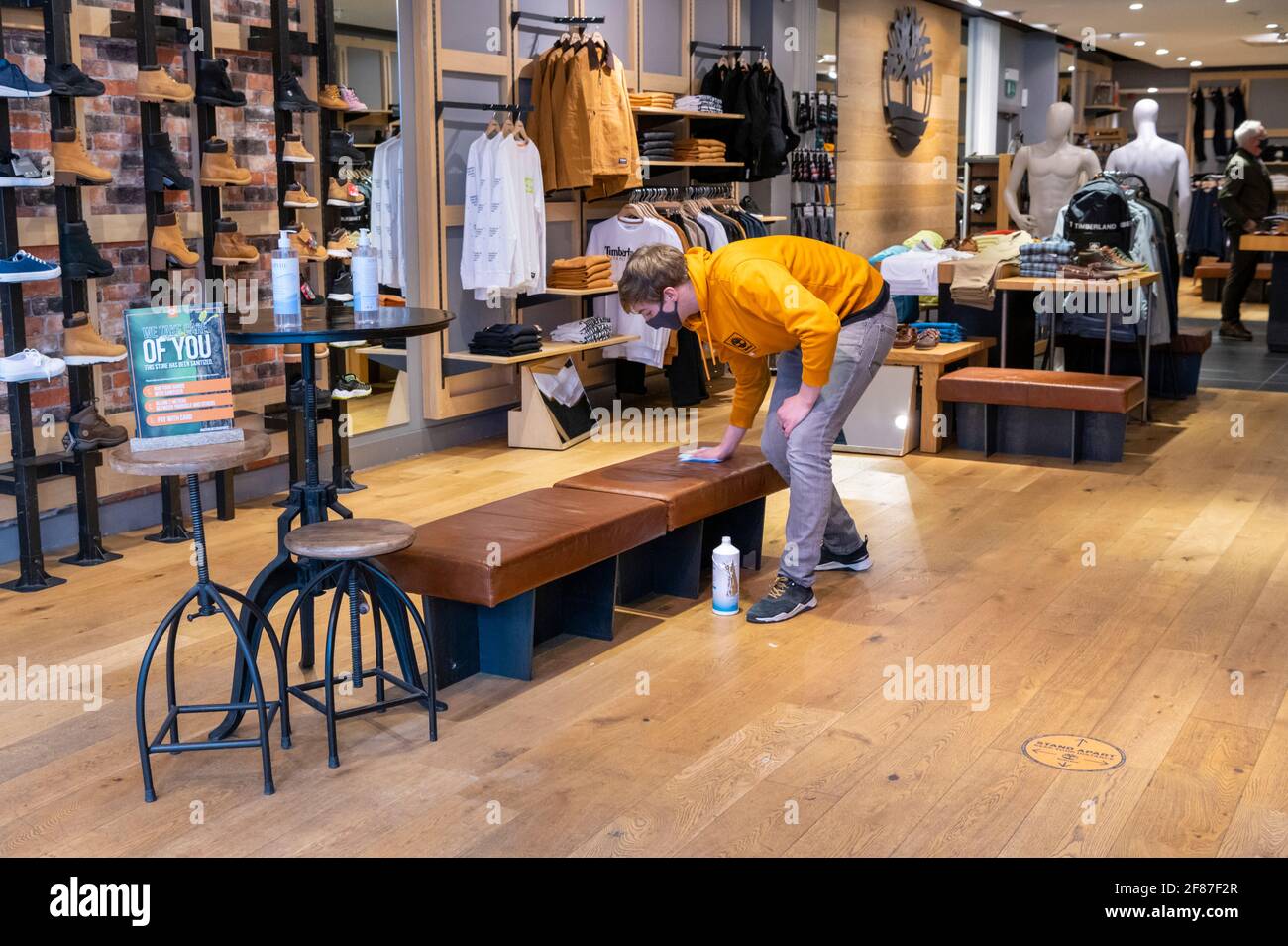 tapa Autocomplacencia Adicto Cambridge, UK. 12th Apr, 2021. A member of staff cleans inside Timberland  clothes store as shops reopen in Cambridge as part of the UK easing of  Covid 19 lockdown restrictions. The roadmap