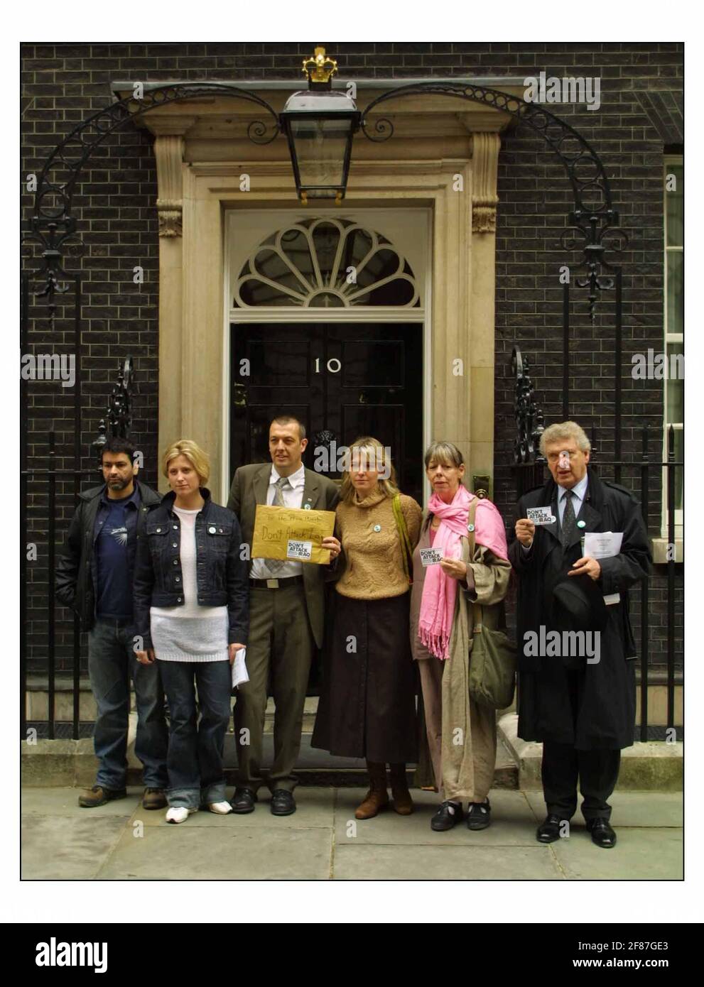 A group of prominent actors, writers and artists today delivered a letter, signed by more than 100 members of the creative community, against the poss war on Iraq to Downing Street.LtoR      Pandit G,  Suzannah Harker, Jeremy Dear, Jemma Redgrave, Frances de la Tour and Malcolm Tierney. pic David Sandison 18/9/2002 Stock Photo
