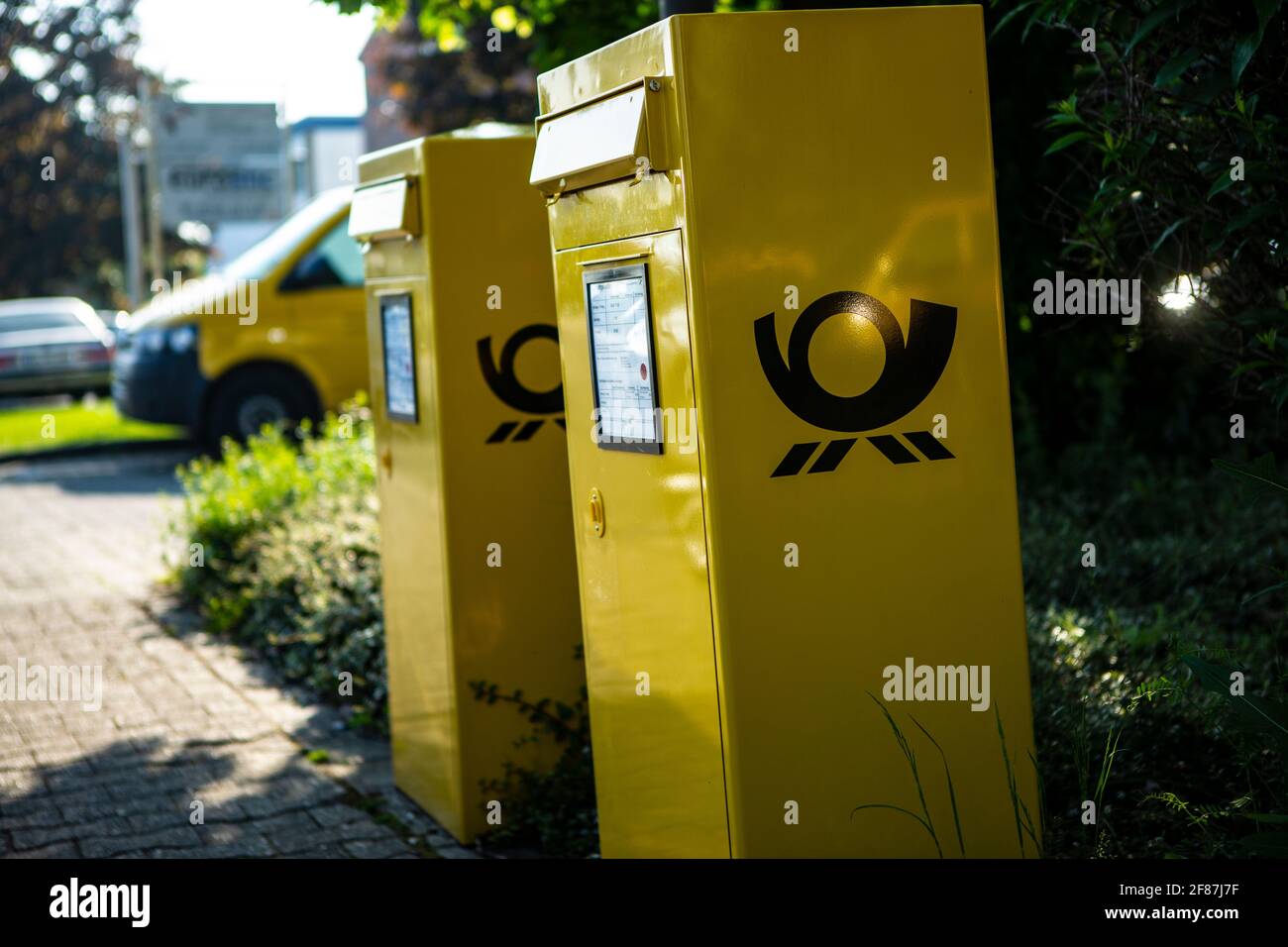 Briefkasten der deutschen Post in knalligem Postgelb Stock Photo