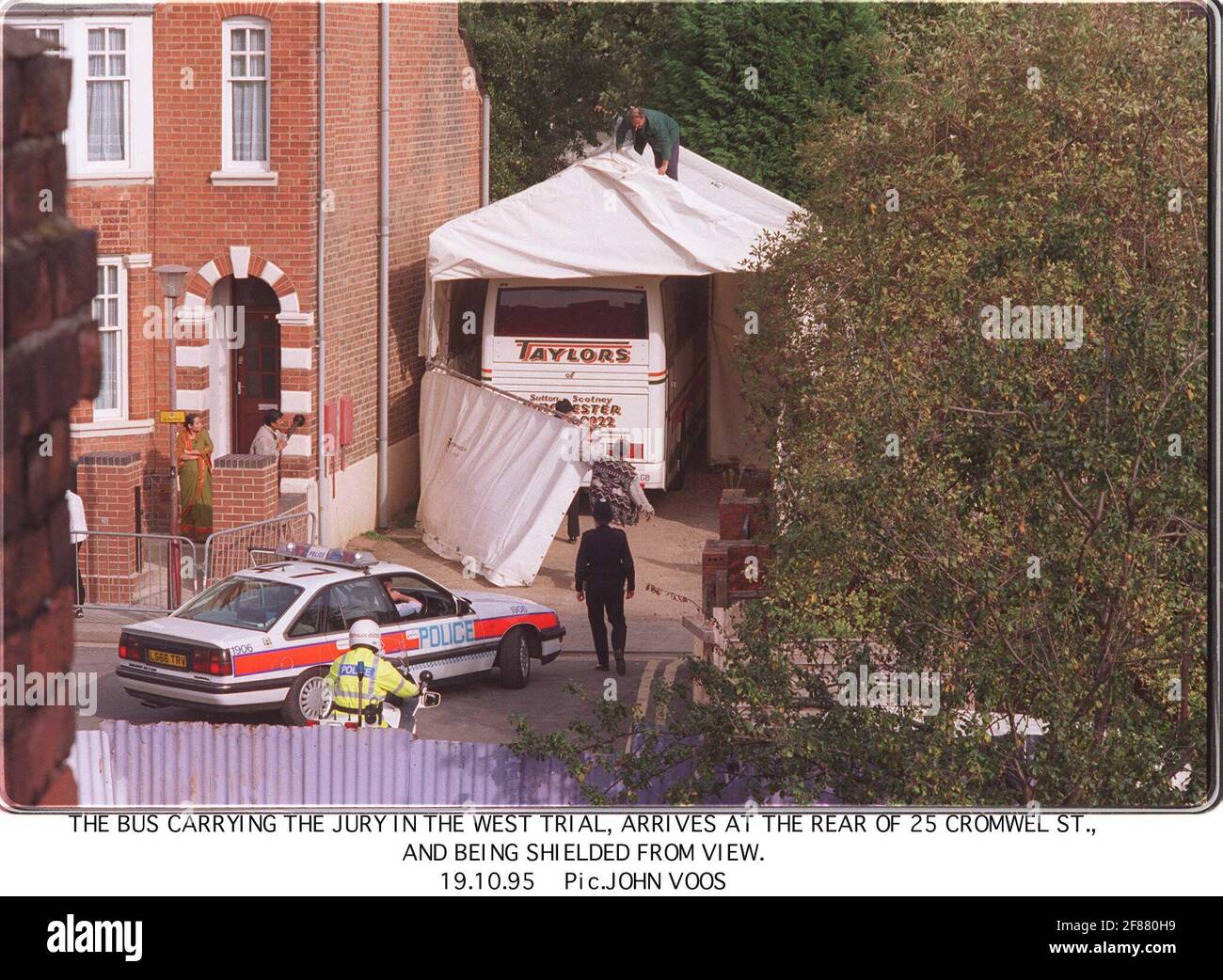 Bus carrying jury in the Rosemary West trail arrives at house at 25 Cromwell Street shielded from view Stock Photo