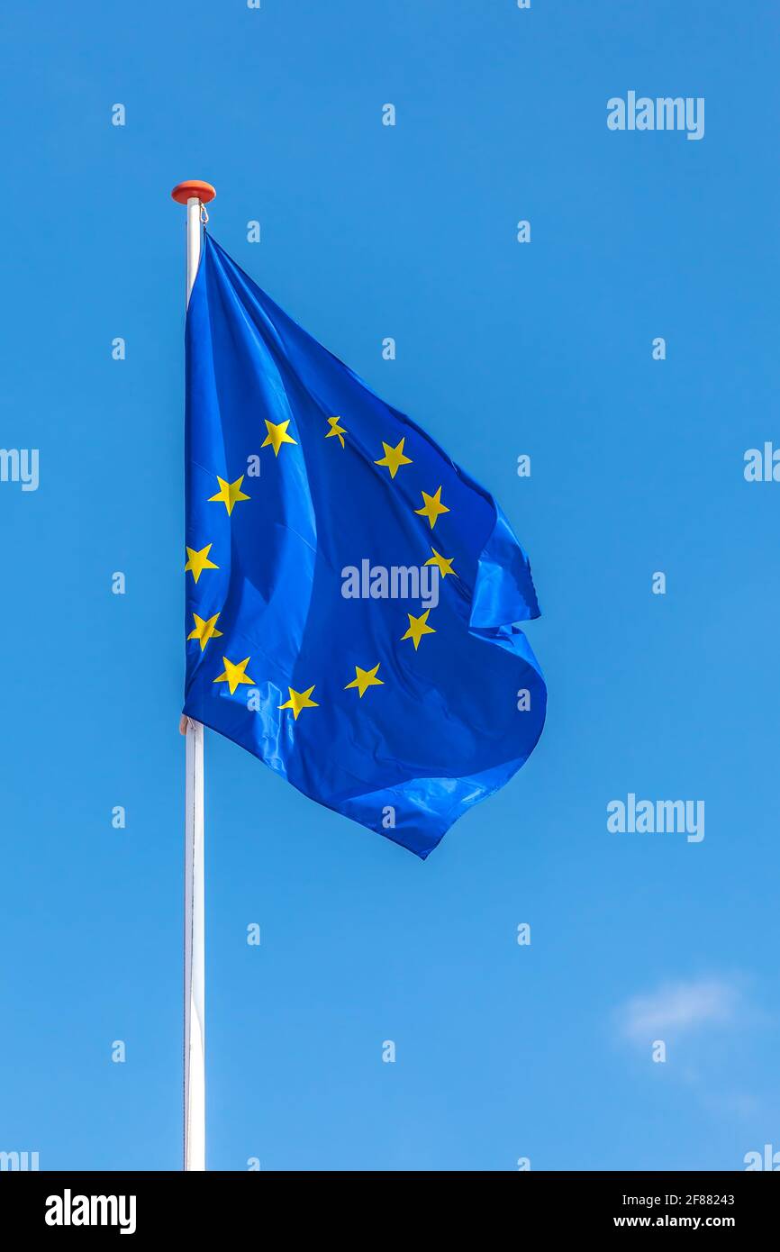 Official flag of the European Union in front of a clear blue sky Stock ...