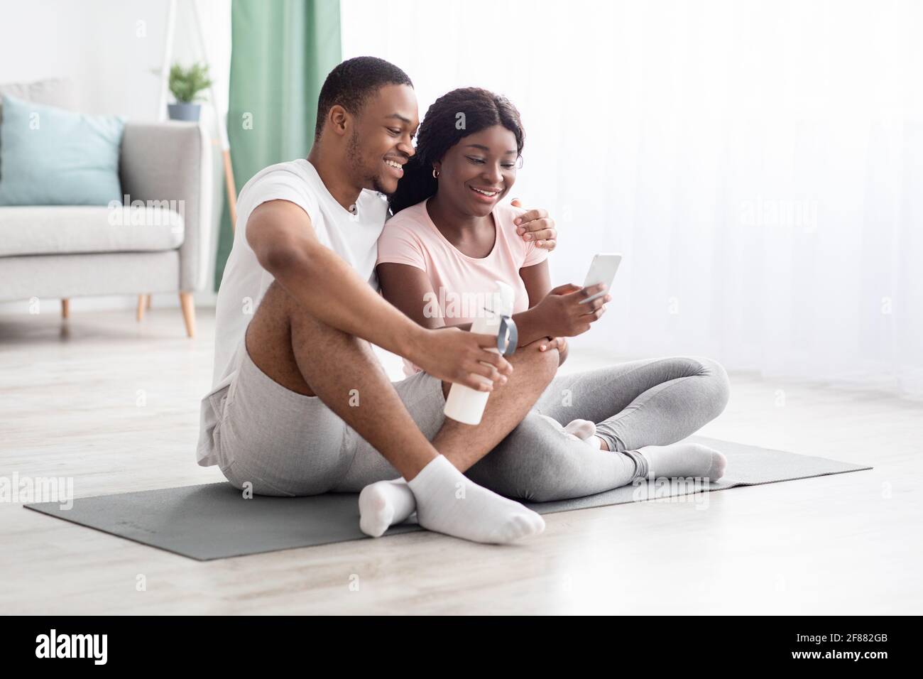 Fitness blog sporty young black hi-res stock photography and images - Alamy
