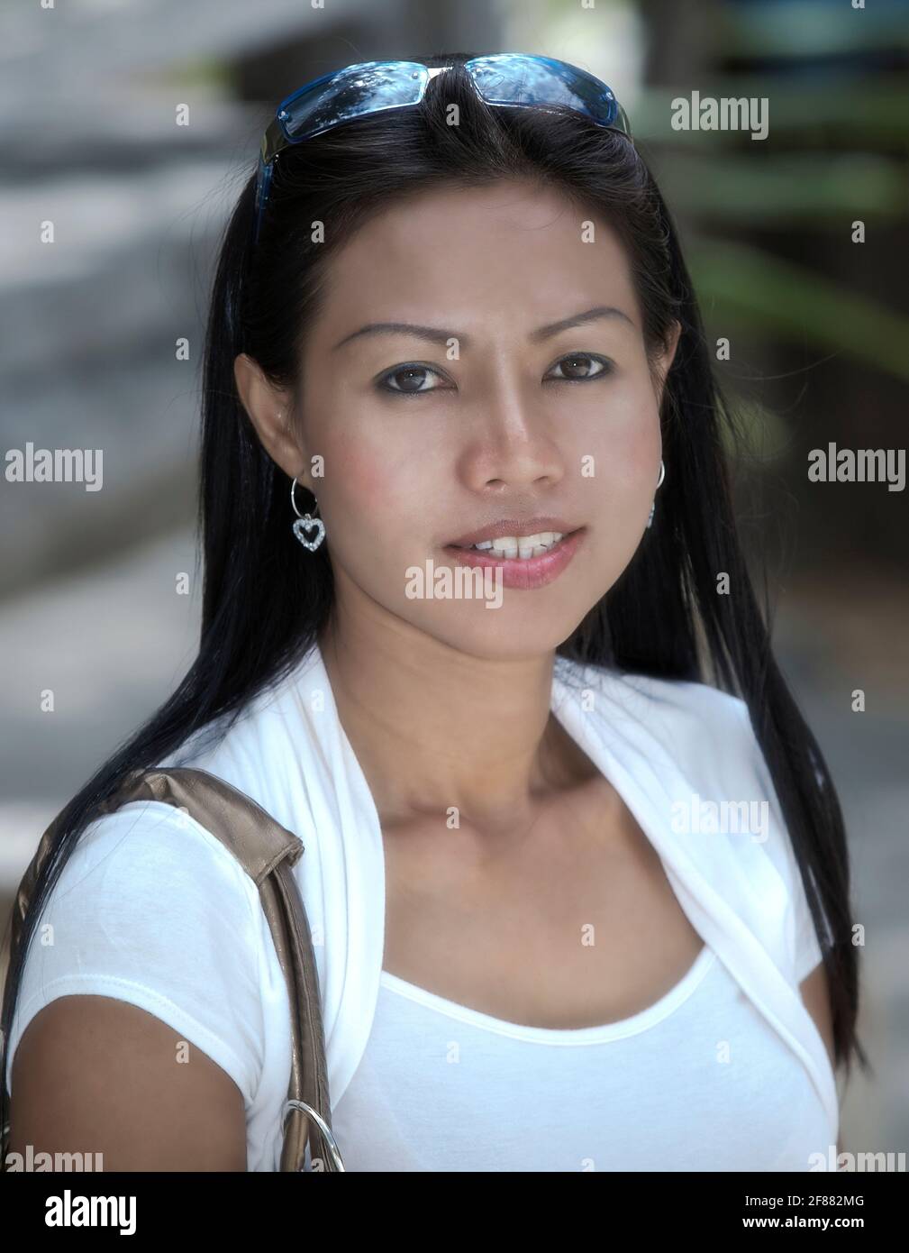 https://c8.alamy.com/comp/2F882MG/thailand-woman-portrait-of-a-30-year-old-thailand-beauty-thailand-s-e-asia-2F882MG.jpg