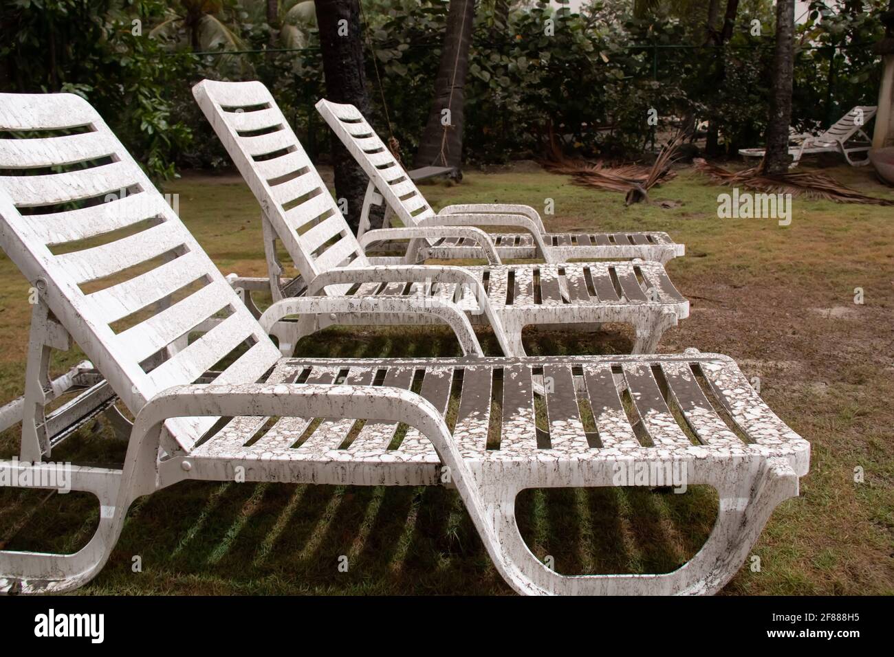 White pool chairs hi-res stock photography and images - Alamy