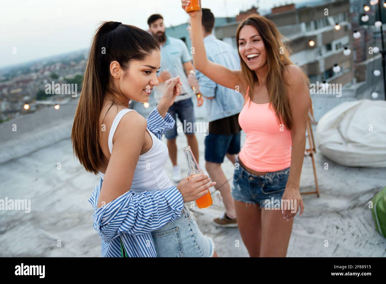 Group young friends smiling hi-res stock photography and images - Alamy