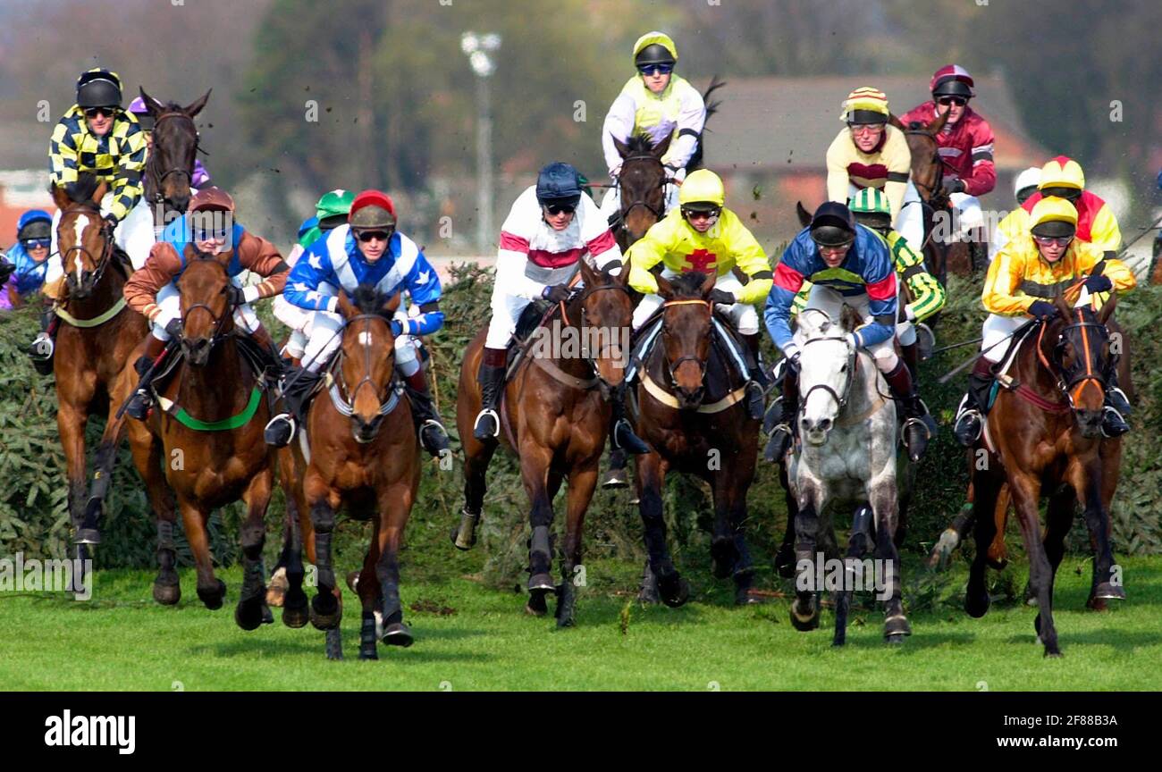 RACING AINTREE 1ST DAY 4/4/2002 THE FOX HUNTERS OVER THE CHAIR PICTURE DAVID ASHDOWN.RACING AINTREE Stock Photo