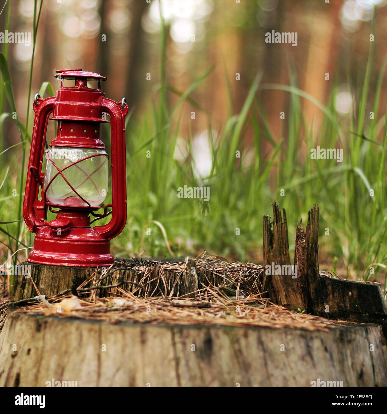 Old kerosene lanterns hanging hi-res stock photography and images - Alamy