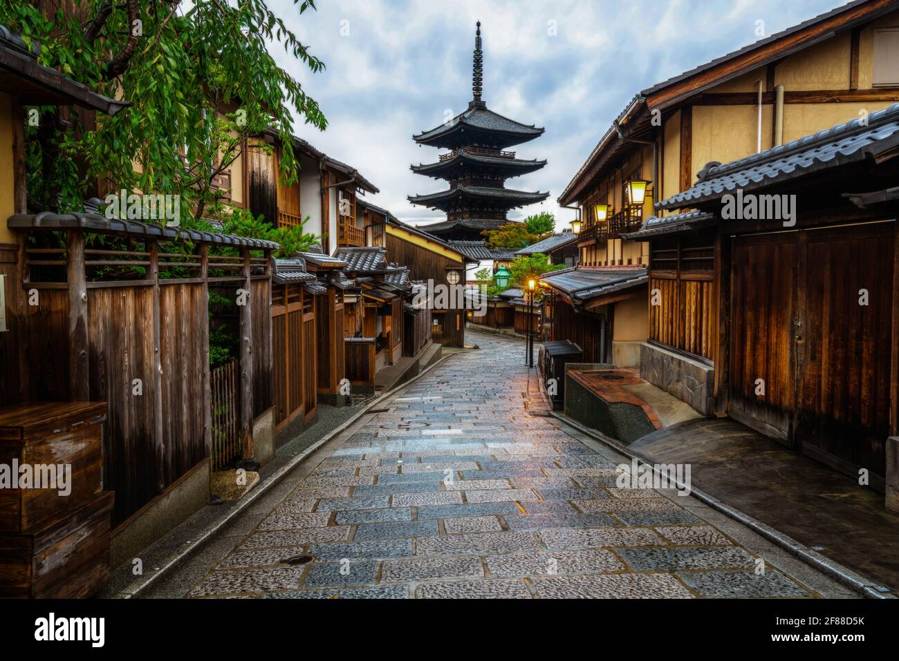 Sunset by the yasaka pagoda hi-res stock photography and images - Alamy