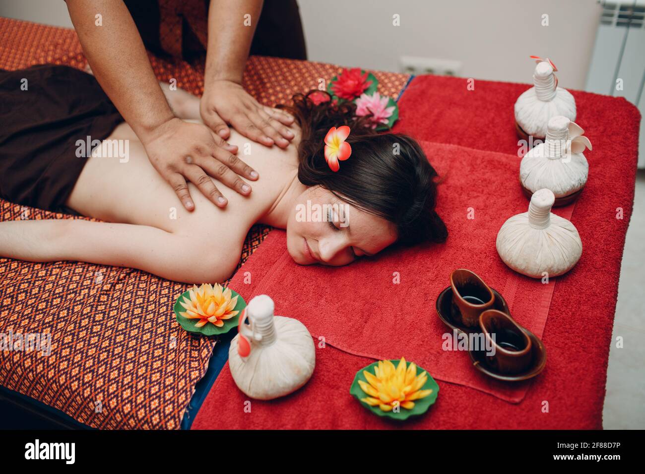 тибетский энергетический массаж. шиатсу массаж. звукотерапия поющими тибетскими чашами. массаж монахов. иван смирнов тайский массаж.