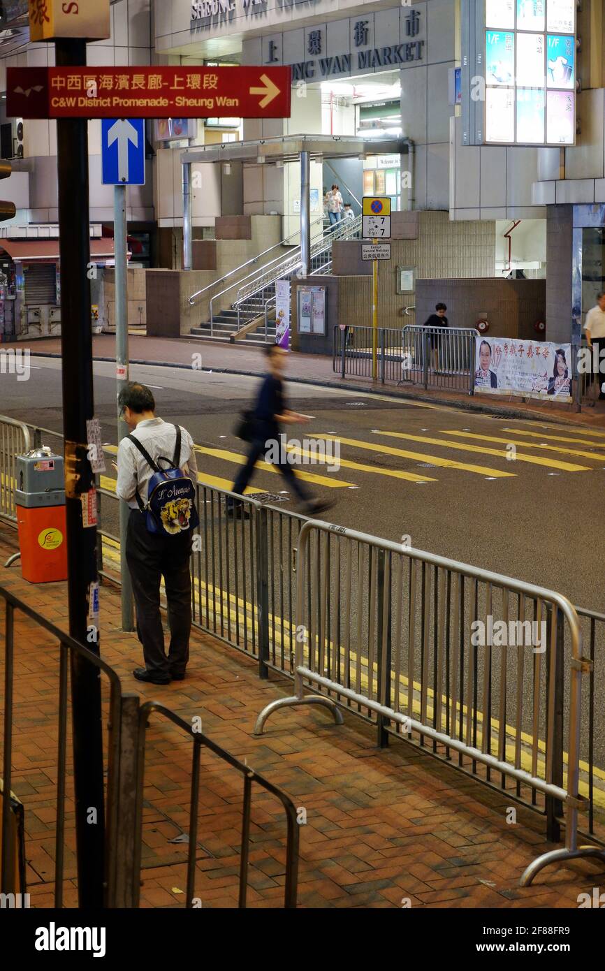 Hong Kong street scene of people crossing road in Central Stock Photo