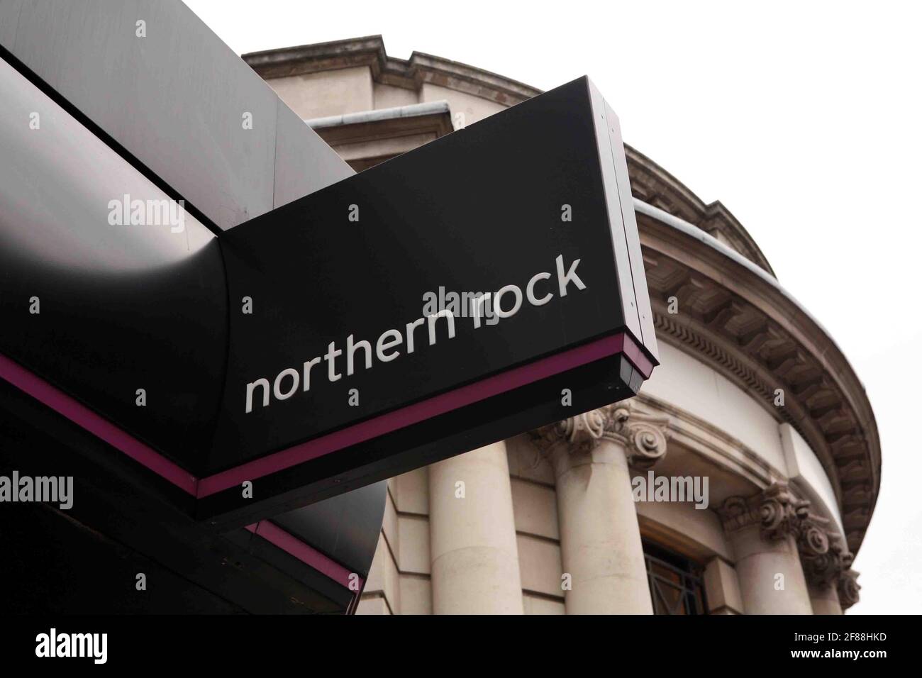 Northern Rock...... public queue outside the Nothern Rock branch in Golders Green in north London.  pic David Sandison 14/9/2007 Stock Photo