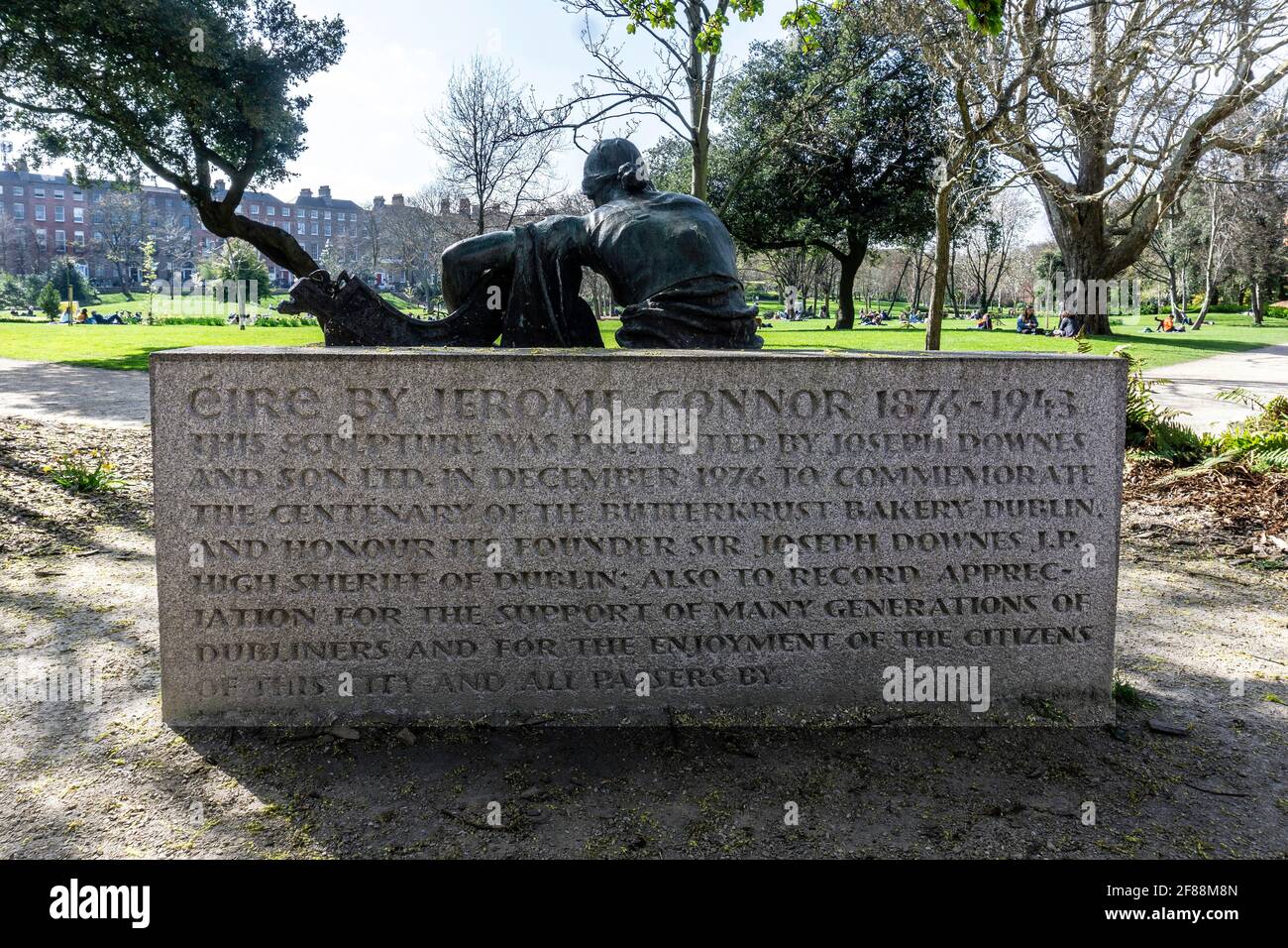 Eire, A statue representing Eire by Jerome O’Connor in Merrion Square Park, Dublin. Presented by the Downes family of Butterkrust Bakery. Stock Photo