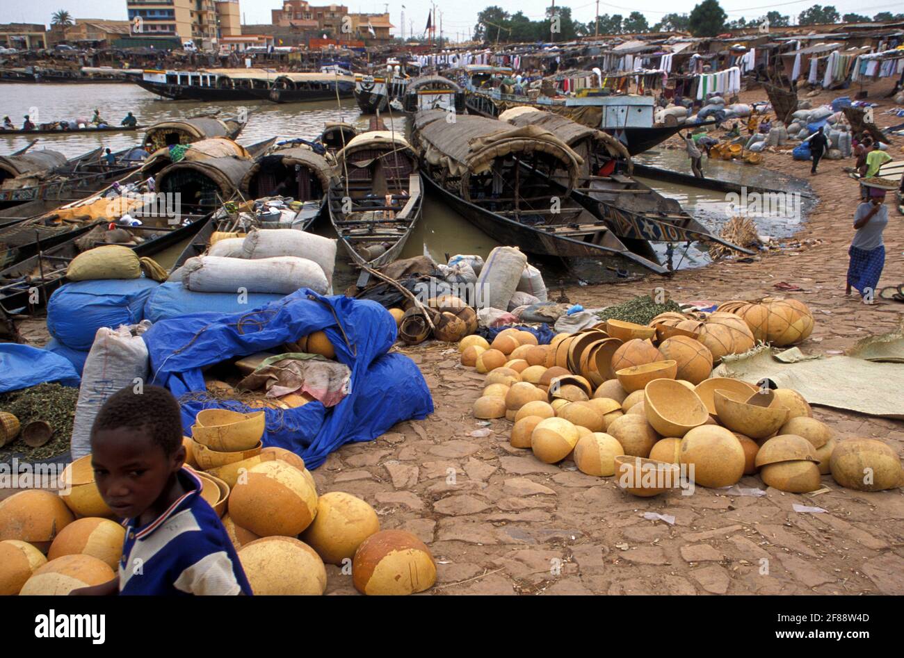 Port of Mopti and market, selling African calabash,  Mopti, Inner Niger Delta region, Mali Stock Photo