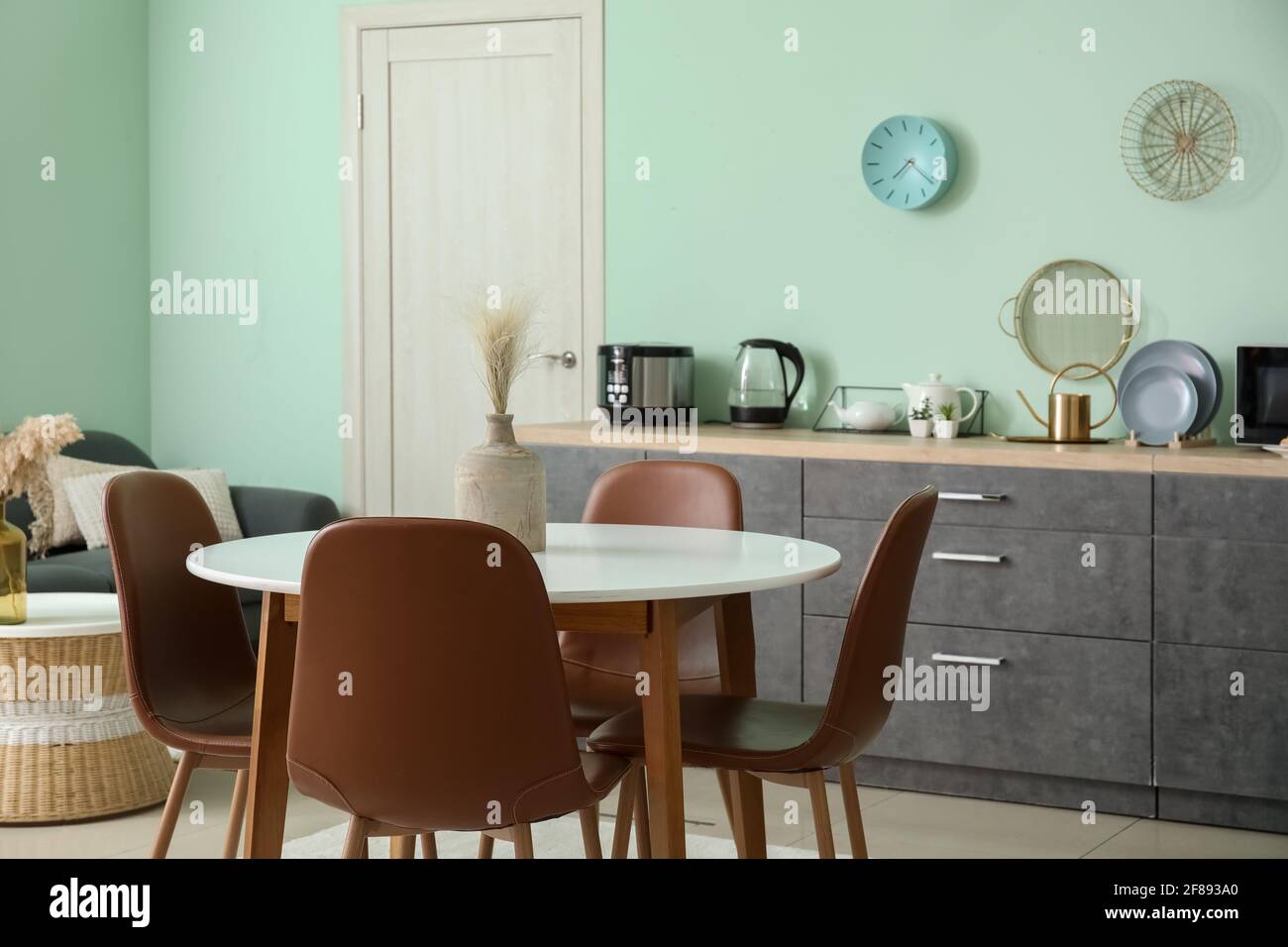 Dining table and chairs in interior of modern kitchen Stock Photo - Alamy
