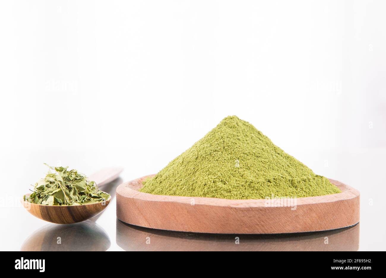 Leaves and moringa powder - Moringa oleifera Stock Photo - Alamy
