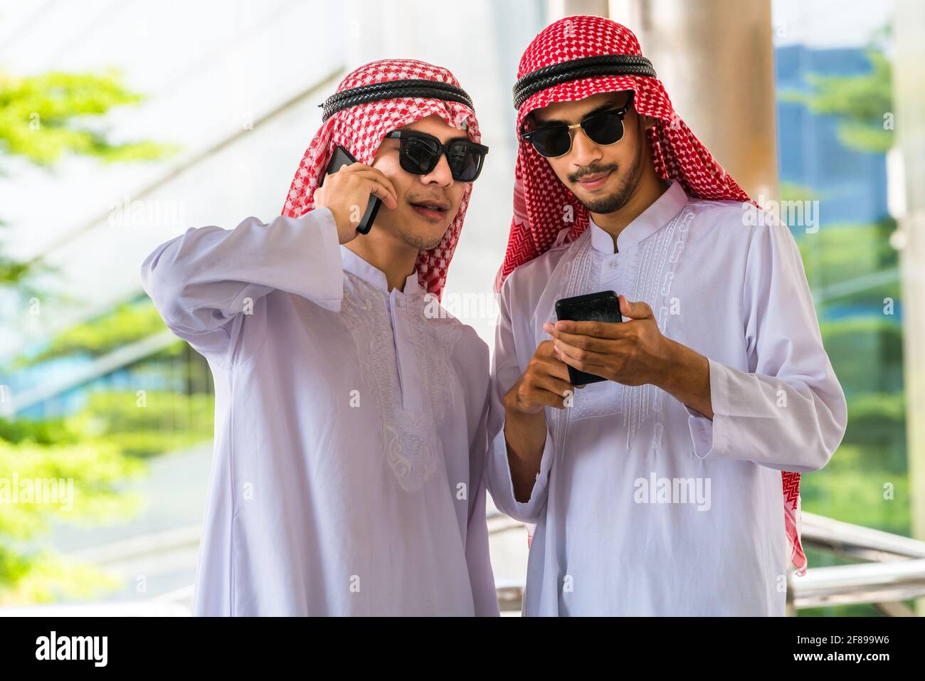Телефон арабов. Два араба. Араб с телефоном. Арабские мужчины. Арабы несколько.