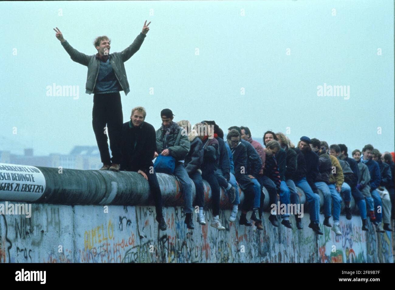 Berlin wall 1989 hi-res stock photography and images - Alamy