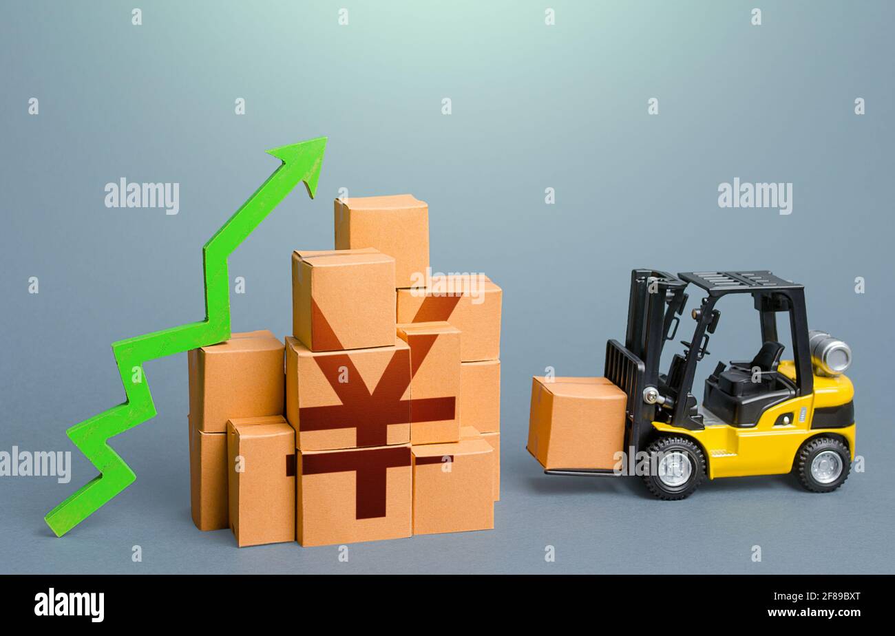 Forklift and stack of boxes with yen or yuan symbol and green up arrow. Sales growth concept. Increase imports and exports, post-pandemic economic rec Stock Photo