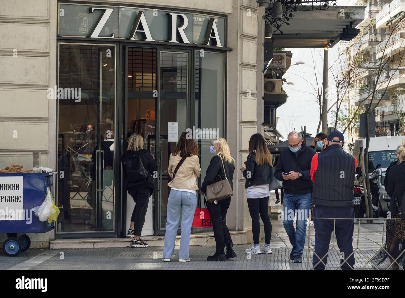 Thessaloniki, Greece - April 12 2021: Click and Collect Zara store entrance  with waiting customers. Window showcase of shop selling with a click away  option due to covid-19 precaution measures Stock Photo - Alamy