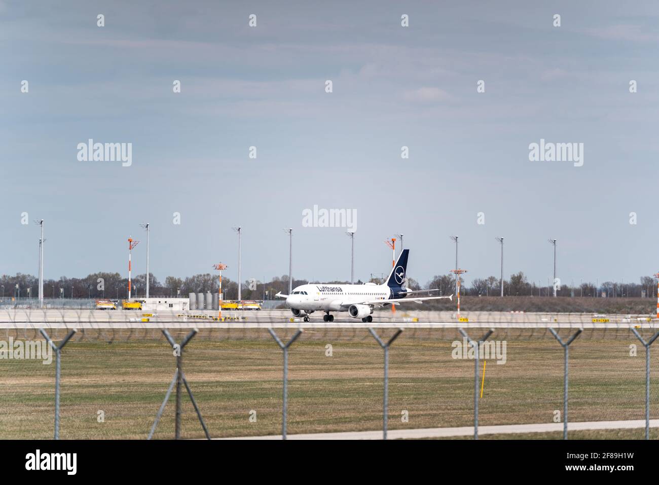 Lufthansa airplane hi-res stock photography and images - Alamy