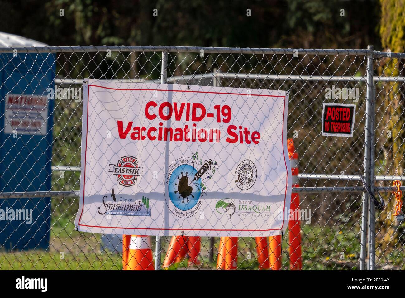 Issaquah, Washington, USA.  Covid-19 Vaccination Site sign on a chainlink fence. Stock Photo
