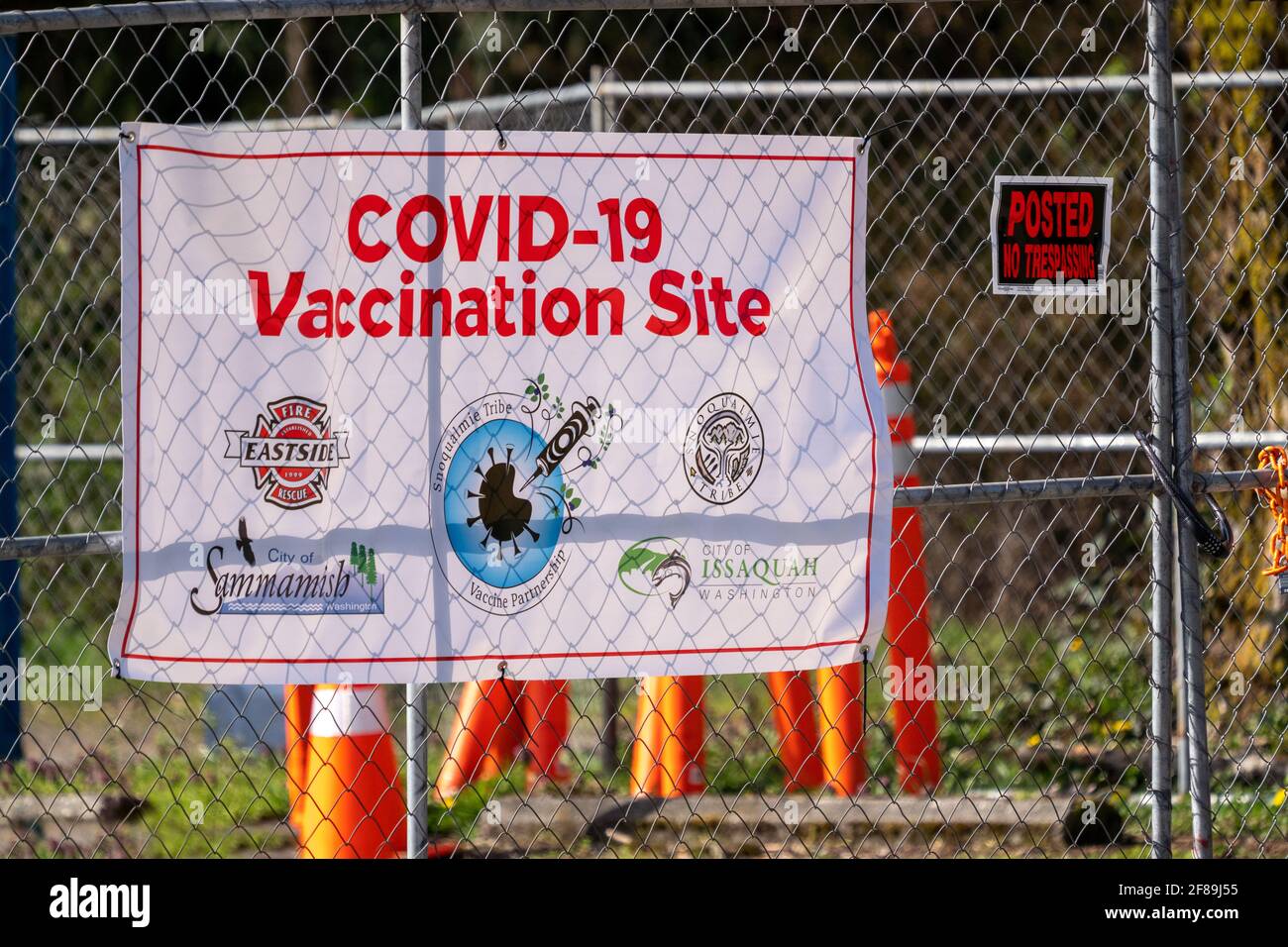 Issaquah, Washington, USA.  Covid-19 Vaccination Site sign on a chainlink fence. Stock Photo