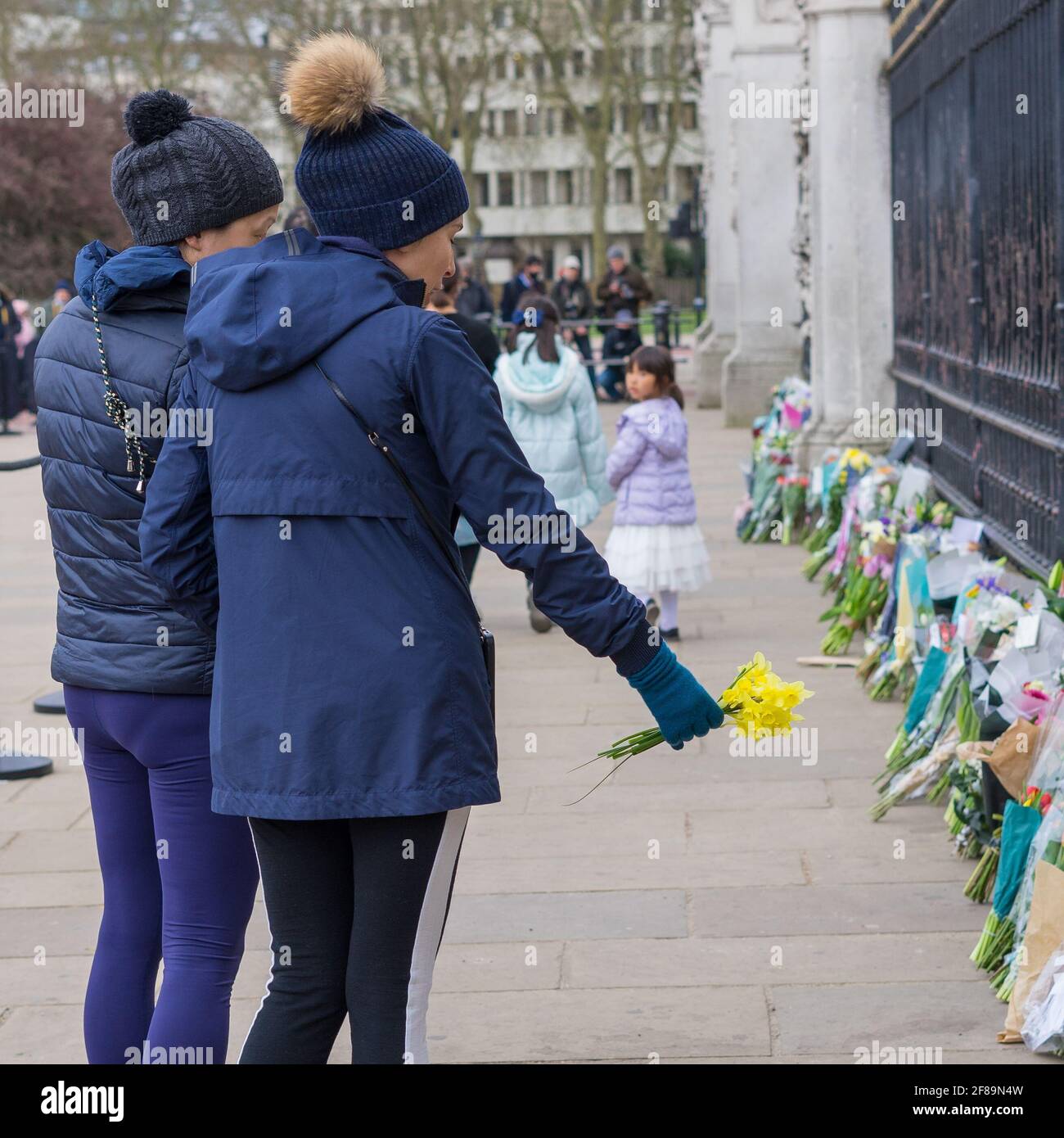 People paying their respects to His Royal Highness Prince Philip The Duke of Edinburgh outside of Buckingham Palace at the announcement of his death. Stock Photo