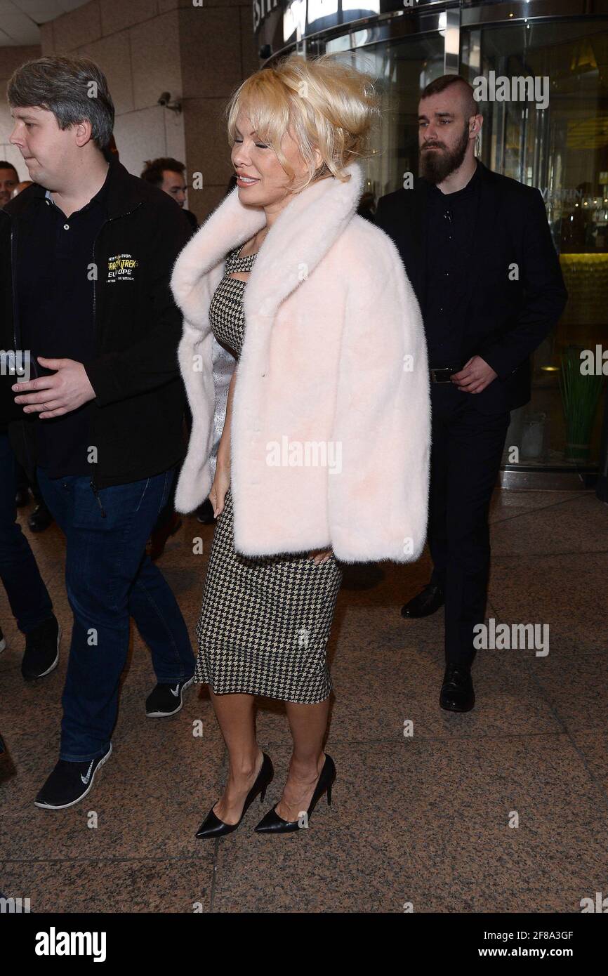 Warsaw, Poland. 25 November 2017 Pamela Anderson leaves hotel Stock Photo