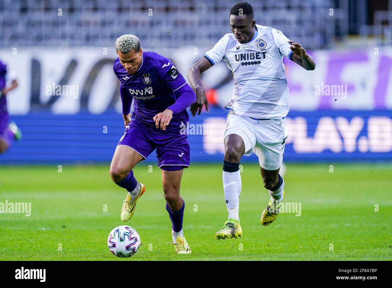 Anderlecht's Lukas Nmecha and Club's Odilon Kossounou fight for the ball  during a soccer match between RSC Anderlecht and Club Brugge KV, Sunday 11  Ap Stock Photo - Alamy
