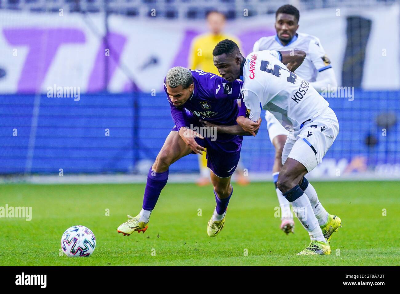 Anderlecht's Lukas Nmecha and Club's Odilon Kossounou fight for the ball  during a soccer match between RSC Anderlecht and Club Brugge KV, Sunday 11  Ap Stock Photo - Alamy