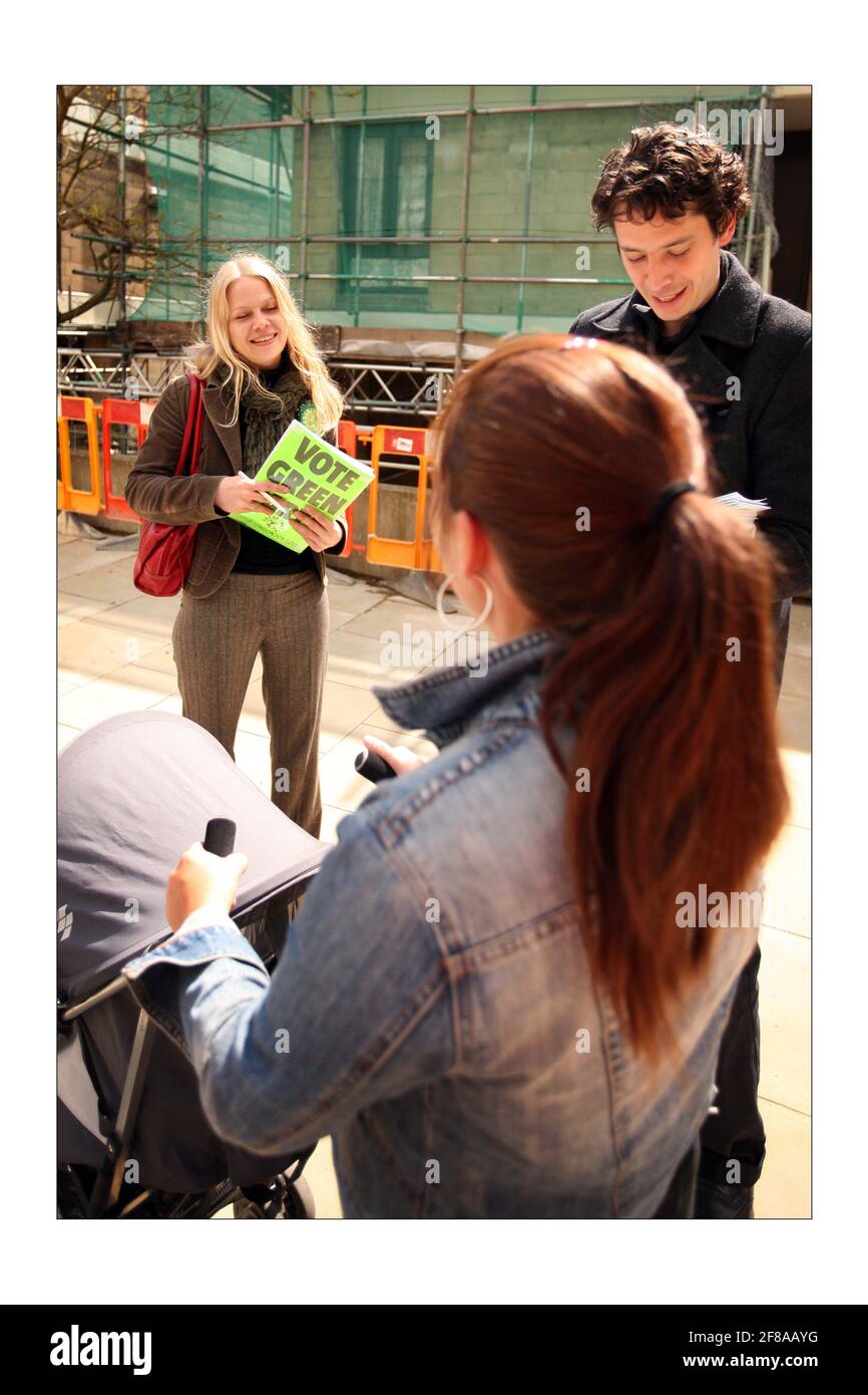Sian Berry (blond), Green candidate for Mayor of London, canvassing on election day in Highgate, north London. With her is Alex Goodman who is standing in local elections.photograph by David Sandison The Independent 1/5/2008 Stock Photo