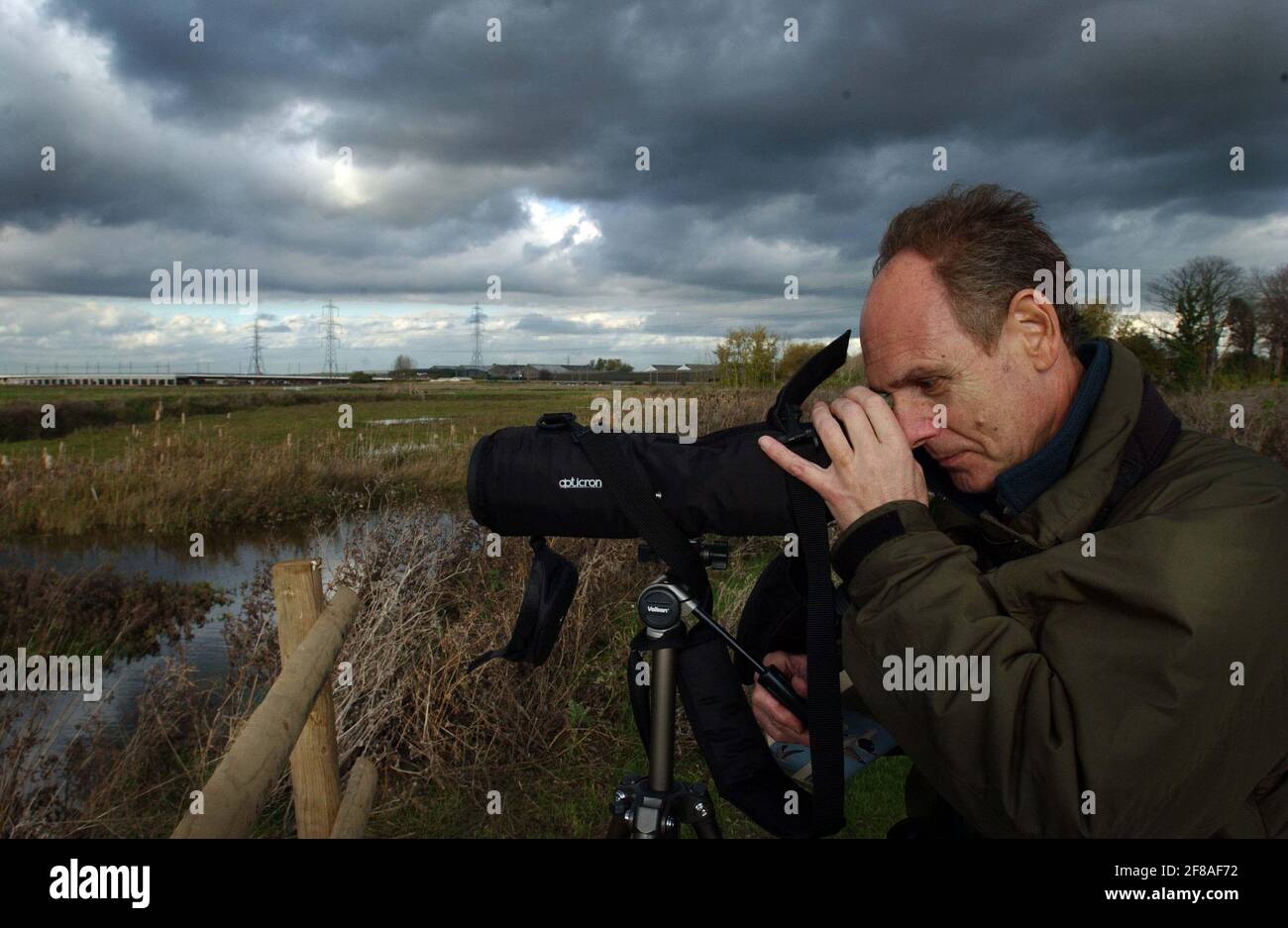 ENTHUSIASTS ON THE RSPB NATURE RESERVE AT RAINHAM MARSHES.13/11/06 TOM ...