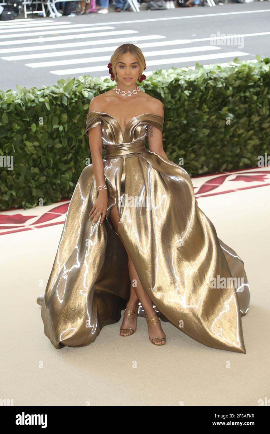 Jasmine Sanders wearing H&M arrives to the 2018 Met Costume Gala