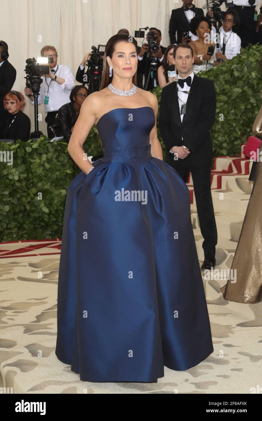 Brooke Shields arrives to the 2018 Met Costume Gala Heavenly Bodies ...