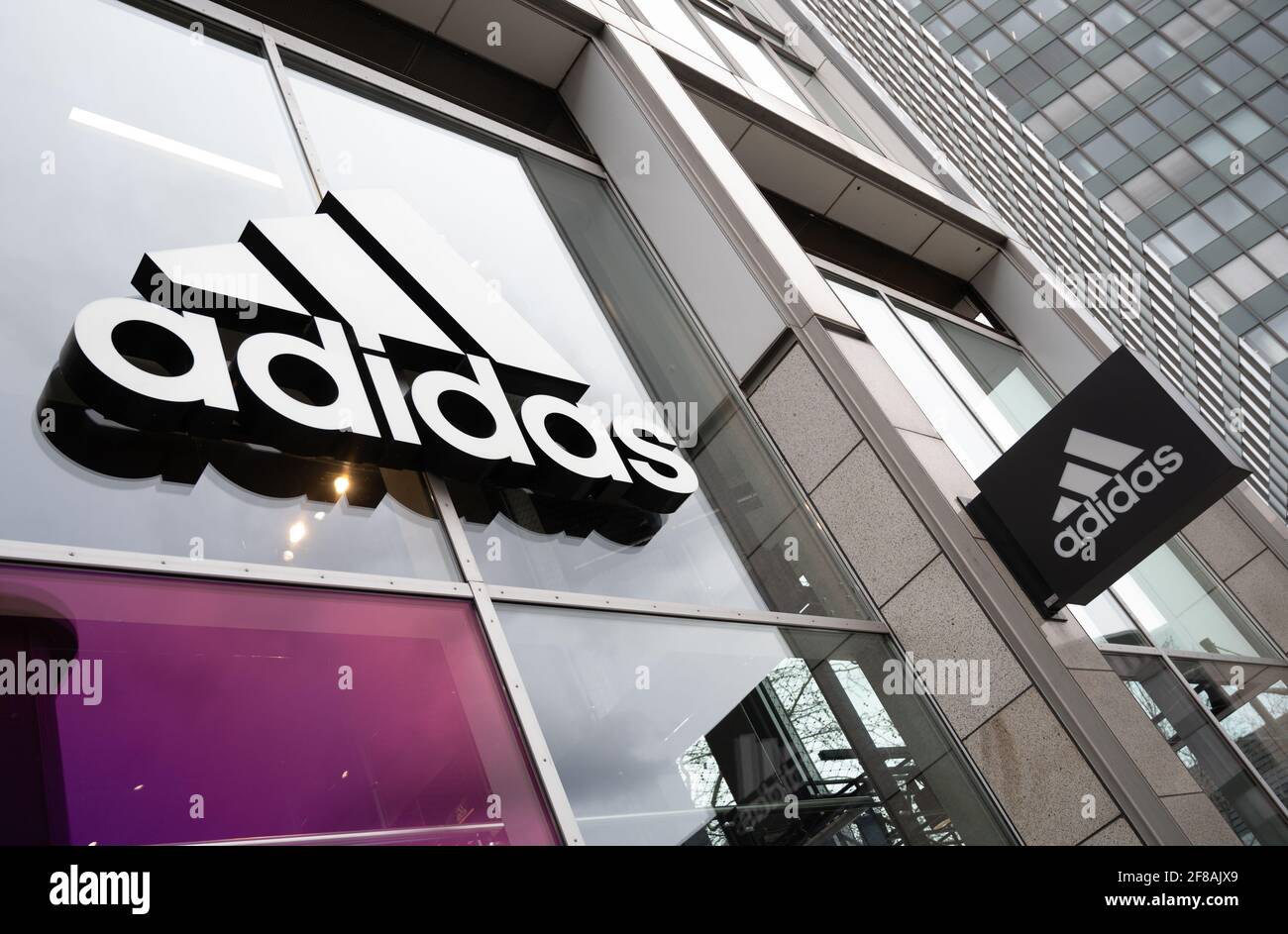 maceta Acuoso Infantil Berlin, Germany. 12th Apr, 2021. The company's logo hangs on the façade of  the Adidas store on Tauentzienstrasse. Big brand manufacturers like Adidas,  Miele and Co. are increasingly bypassing retailers and selling