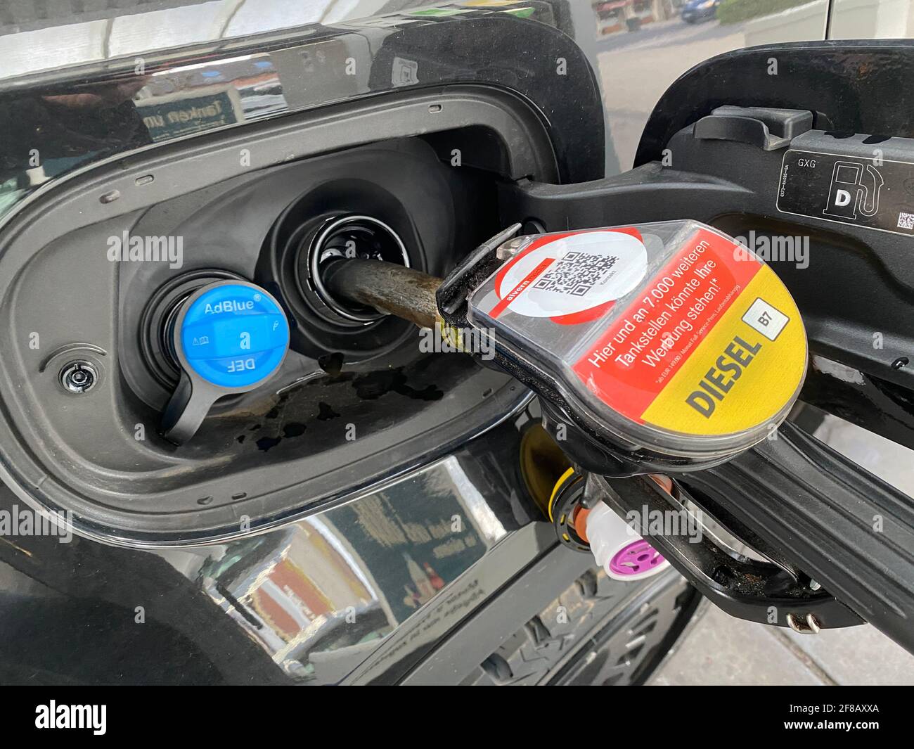 Zapfpistole mit Knoten im Schlauch, seitlich Stock Photo - Alamy