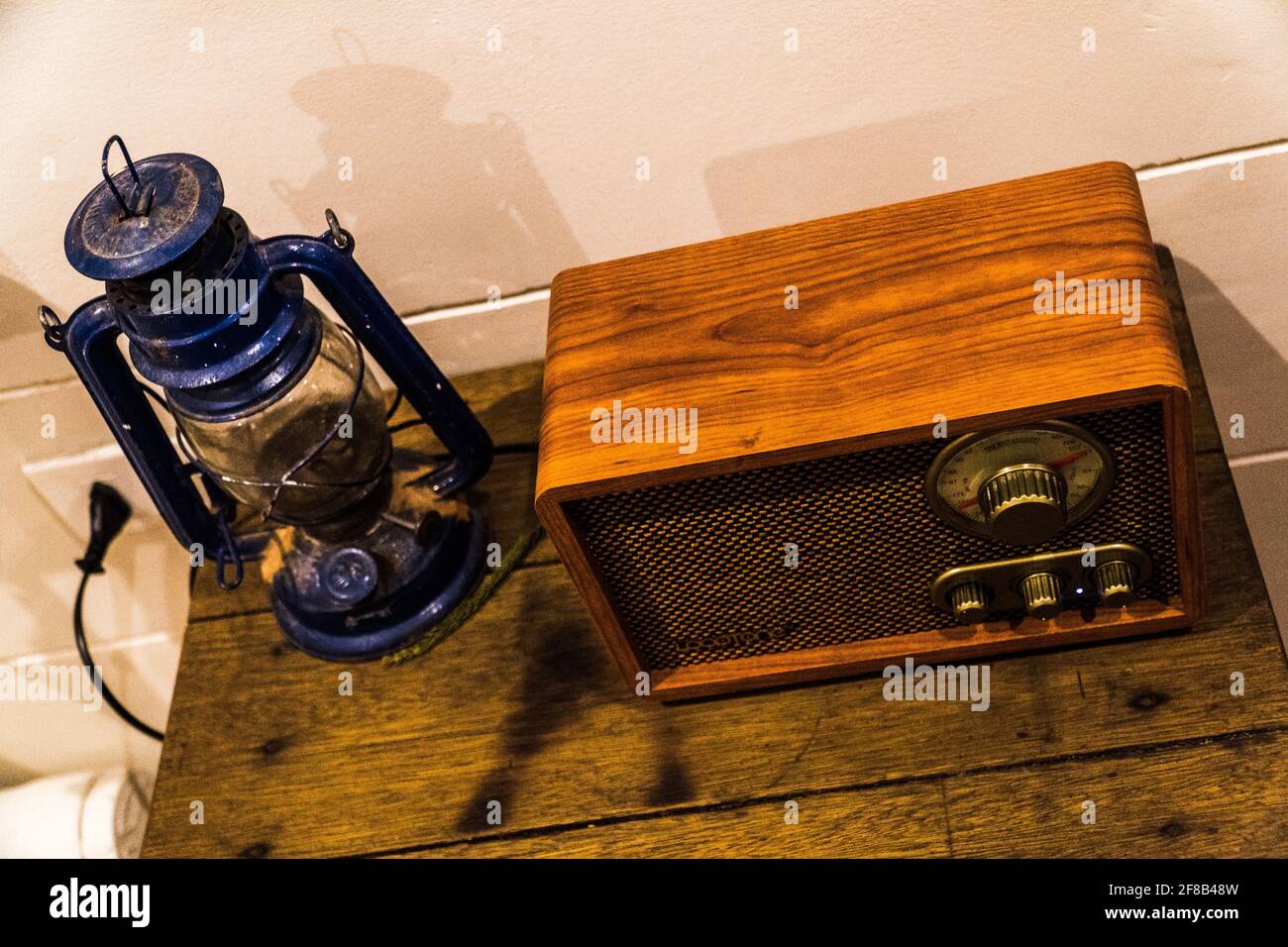 Still life photography of a retro radio receiver and a kerosene lamp on a  wooden board Stock Photo - Alamy