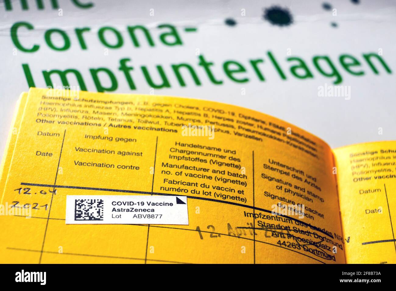 Dortmund, 13.04.2021: Impfbescheinigung, Eintrag einer durch die Kassenärztliche Vereinigung Westfalen-Lippe (KVWL) vorgenommene Erstimpfung mit dem Impfstoff AstraZeneca in einem Impfbuch, Impfpass. --- Dortmund, Germany, April 12th, 2021: Vaccination certificate, entry of a first vaccination with the AstraZeneca vaccine carried out by the Association of Statutory Health Insurance Physicians Westphalia-Lippe (KVWL) in a vaccination book, vaccination certificate. Stock Photo