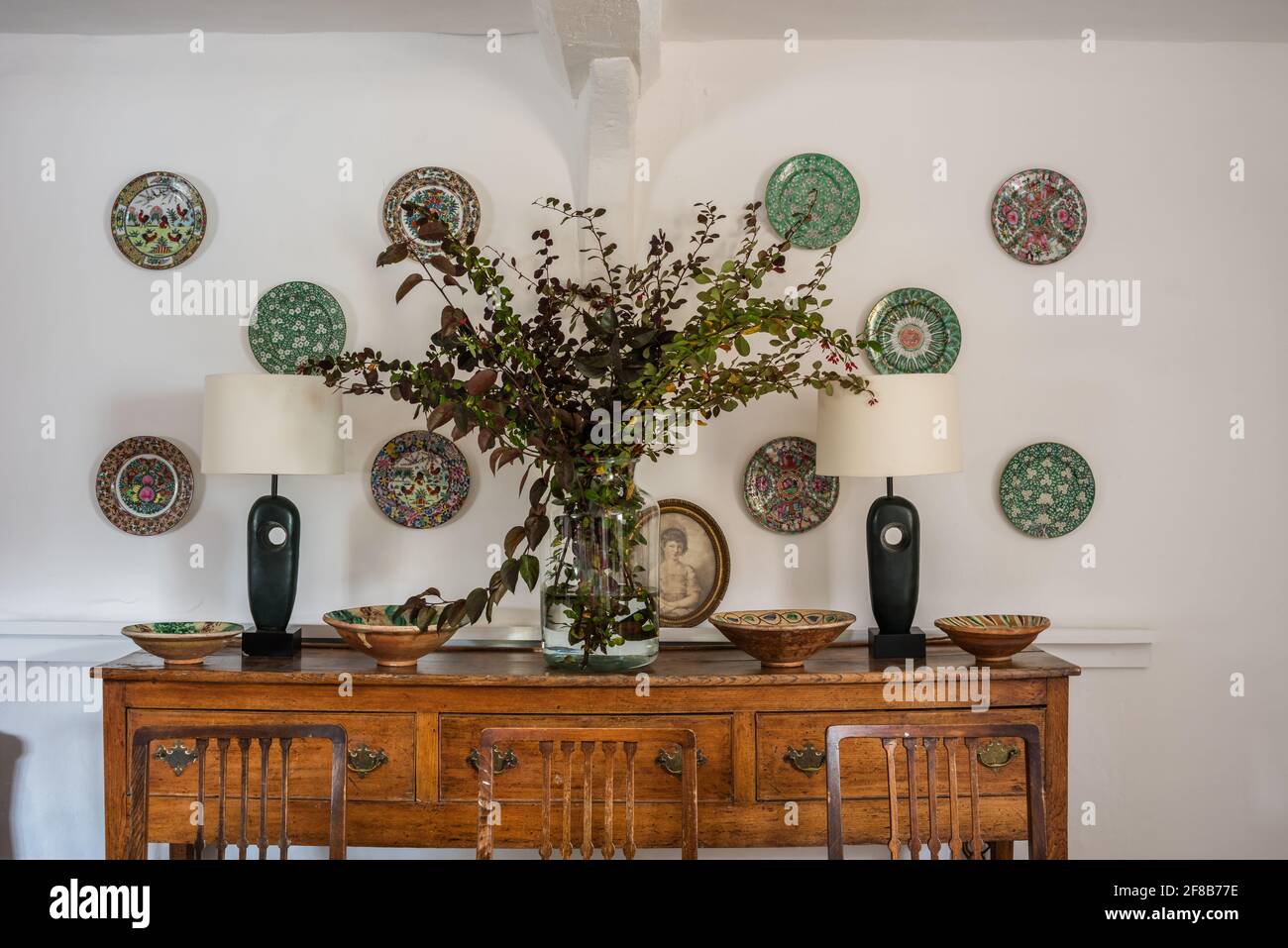1920s Chinese plates with modernist Grasse lamps and walls in 'Clean White' in Grade II listed Suffolk farmhouse Stock Photo