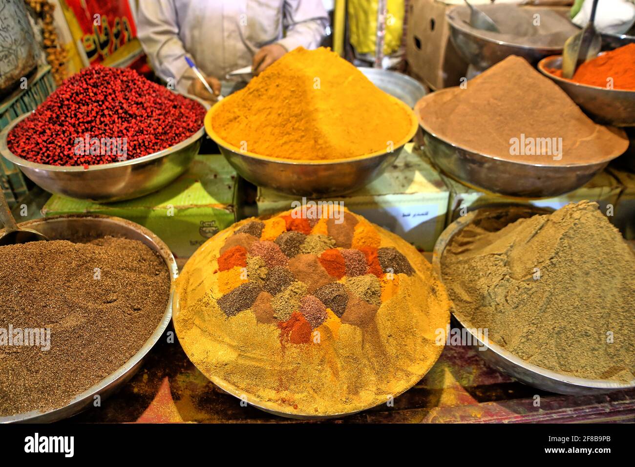 Gewürze und Trockenfrüchte auf einem orientalischen Basar Stock Photo