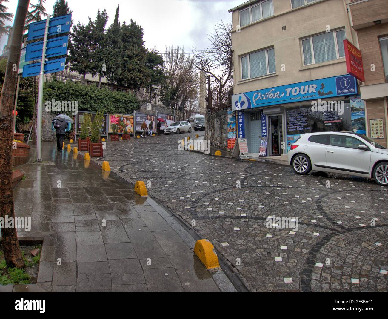 Gelbe Scheiben am Straßenrand markieren in Istanbul Halteverbote Stock Photo