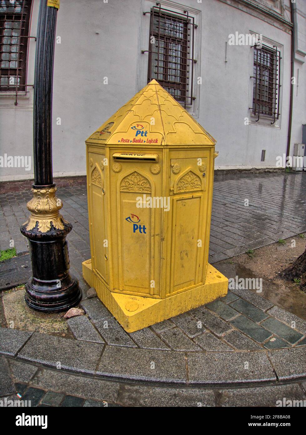 Auch in Istanbul sind die Briefkästen gelb. Stock Photo