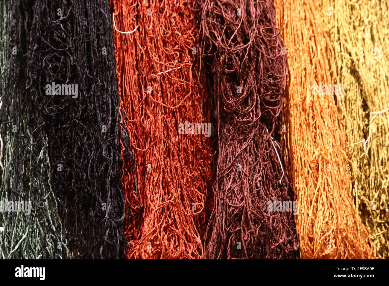 Auf dem Basar in Istanbul wird Wolle in vielen Farben angeboten. Stock Photo