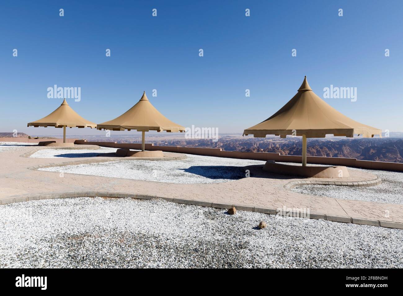 Park with a parasol near Al Ula. From the lookout point you have a beautiful view down into the valley, Saudi Arabia Stock Photo