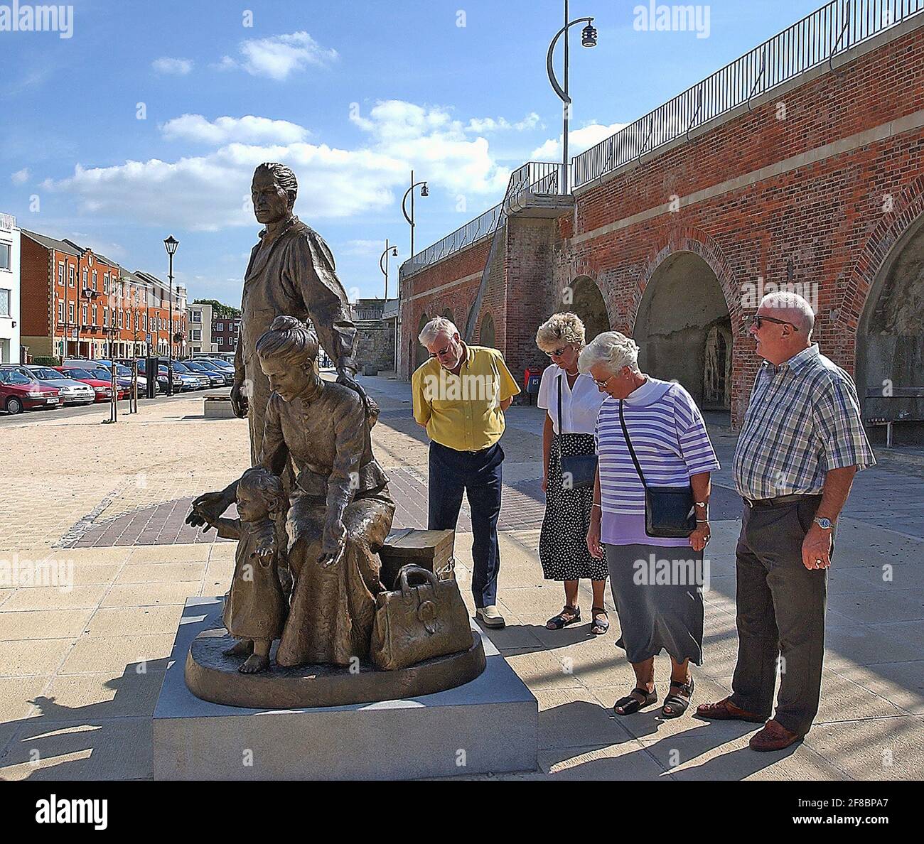 THE PIONEER STATUE, SALLYPORT, OLD PORTSMOUTH, HOT WALLS, BROAD STREET PIC MIKE WALKER, 2001 Stock Photo